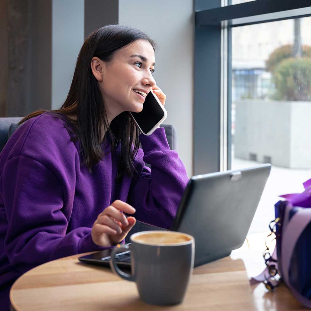 Vrouwelijke salespersoon die aan het bellen is
